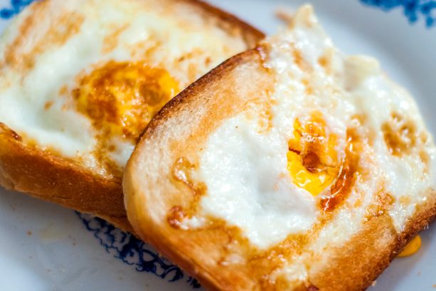 Desayunos con huevo, queso y tostadas Desayunos con huevo, queso y tostadas